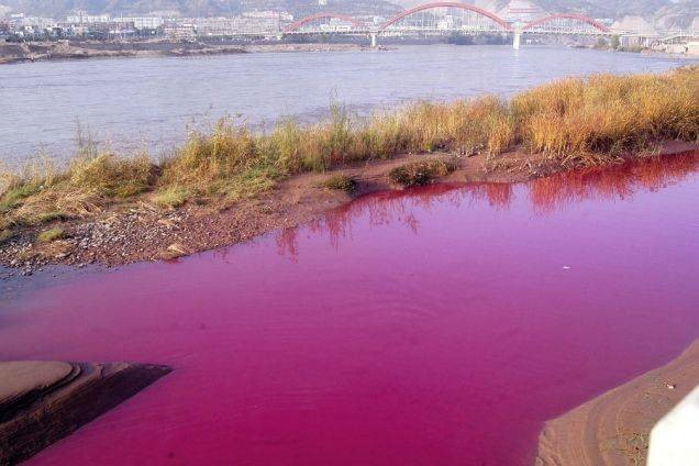 Sông Hoàng Hà ở Lan Châu, Trung Quốc. Đây là một trong những dòng sông còn được lưu giữ trong tình trạng nguyên sơ nhất của Trung Quốc. Dòng sông có màu nước tím đỏ như trong hình là do phù sa.