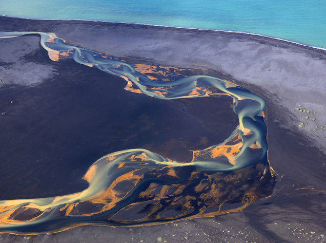 Mây tro bụi vẫn lẩn vẩn trong không khí quanh mặt sông tạo nên hình thù kỳ lạ.