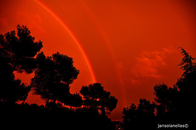 Cầu vồng đỏ là hiện tượng quang học và khí tượng khá hiếm, lần nào xuất hiện cũng gây xôn xao dư luận. Về cơ bản, cầu vồng đỏ giống như một cầu vồng bình thường, hình thành bởi sự khúc xạ ánh sáng trong những giọt nước, nhưng vì ánh sáng mặt trời này rất gần với đường chân trời, nên tạo ra cầu vồng đỏ. Trong điều kiện ánh sáng yếu, hiệu ứng của cầu vồng đỏ có thể rất ấn tượng.