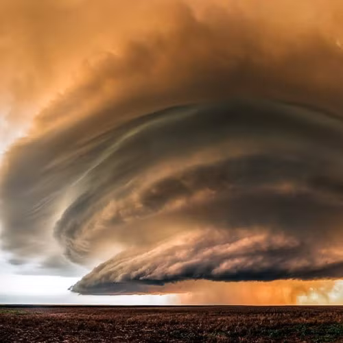 Bão Supercell có hình dạng đẹp, hùng vĩ khi nhìn từ khoảng cách an toàn và là đối tượng được nhiều nhiếp ảnh gia săn đuổi. Đây là một hiện tượng bão hiếm gặp, với những đám mây xoay liên tục theo chiều thẳng đứng kèm theo mưa đá, gió lớn và sét. Còn được mệnh danh là "mẹ của vòi rồng" vì có khả năng tạo ra lốc xoáy.