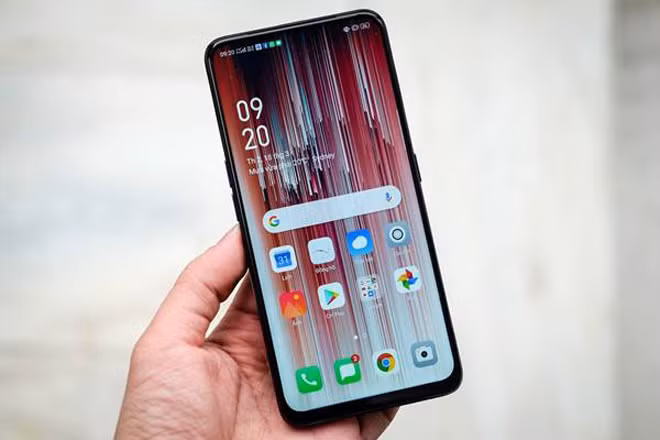 Ngay trong tháng 04 này, nhiều mẫu smartphone tầm trung có giá bán hấp dẫn đã đến thị trường Việt Nam. 1. Oppo F11 Giá bán: 7,29 triệu đồng Các tín đồ công nghệ không thể không nhắc tới cái tên Oppo F11 trong danh sách smartphone “hot” nhất tháng 4 này. Đây là sản phẩm được khách hàng Việt Nam đặt mua với số lượng không nhỏ vì sở hữu nhiều ưu điểm: camera “khủng” 48MP + 5MP, pin lớn – 4020 mAh, màn hình “giọt nước” – 6,5 inch. Các thông số kỹ thuật của máy có khả năng đáp ứng mọi tác vụ nặng như chơi game, lưu trữ dữ liệu nặng: chip xử lý MediaTek Helio P70; RAM 6GB; bộ nhớ trong 64GB (hỗ trợ mở rộng lên tới 256GB). Đặc biệt, khả năng chụp ban đêm cực “chất” của máy cũng khiến cho các tín đồ sống ảo thêm mê mệt.