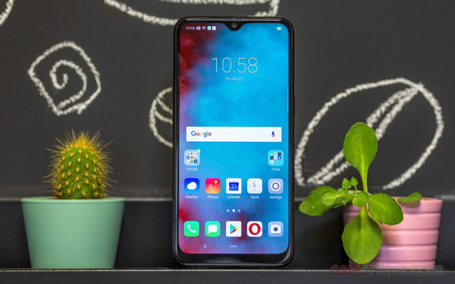 2. Realme 3 Giá bán: 3,99 triệu đồng Sở hữu ngoại hình giống như F11 nhưng Realme 3 chỉ có giá bán bằng một nửa sản phẩm của Oppo. Bởi lẽ, cấu hình bên trong máy cũng chỉ bằng ½ so với “đối thủ”: RAM 3GB; bộ nhớ trong 32GB; chip Helio P60, màn hình 6,2 inch, camera sau kép 13MP + 2MP. Bù lại, chiếc điện thoại này cũng có viên pin dung lượng không nhỏ - 4230 mAh, hứa hẹn cung cấp thời lượng pin dài; camera selfie chất lượng lên tới 13MP, thừa sức chụp ảnh sống ảo.