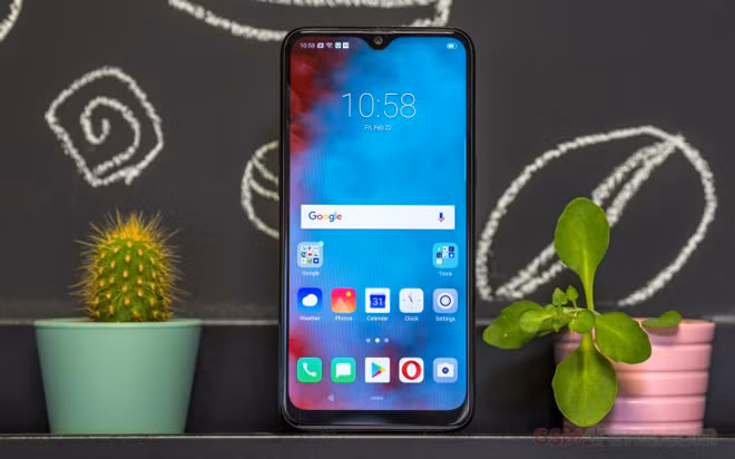 2. Realme 3 Giá bán: 3,99 triệu đồng Sở hữu ngoại hình giống như F11 nhưng Realme 3 chỉ có giá bán bằng một nửa sản phẩm của Oppo. Bởi lẽ, cấu hình bên trong máy cũng chỉ bằng ½ so với “đối thủ”: RAM 3GB; bộ nhớ trong 32GB; chip Helio P60, màn hình 6,2 inch, camera sau kép 13MP + 2MP. Bù lại, chiếc điện thoại này cũng có viên pin dung lượng không nhỏ - 4230 mAh, hứa hẹn cung cấp thời lượng pin dài; camera selfie chất lượng lên tới 13MP, thừa sức chụp ảnh sống ảo.