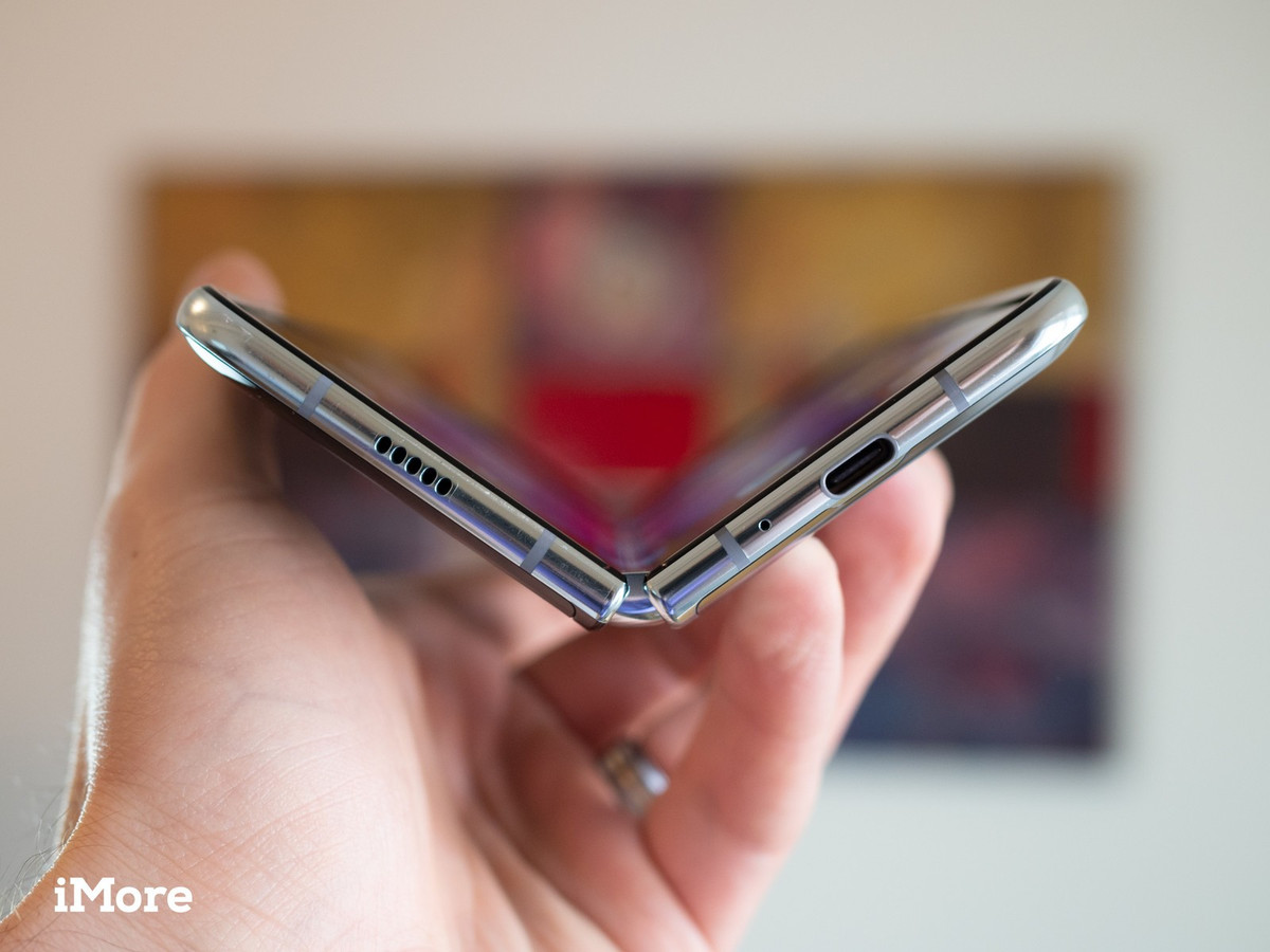 10. Galaxy Fold sử dụng máy quét dấu vân tay điện dung ở cạnh bên (như Galaxy S10e) và nút Bixby có kích cỡ lớn hơn gấp đôi. Nút nhỏ hơn phía trên nó là nút nguồn.