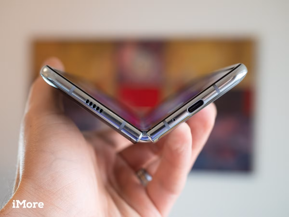 10. Galaxy Fold sử dụng máy quét dấu vân tay điện dung ở cạnh bên (như Galaxy S10e) và nút Bixby có kích cỡ lớn hơn gấp đôi. Nút nhỏ hơn phía trên nó là nút nguồn.
