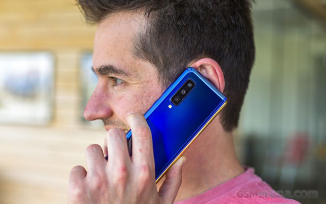 9. Nếu bạn đang thực hiện một cuộc gọi và mở điện thoại, cuộc gọi sẽ tự động chuyển sang chế độ loa lớn.