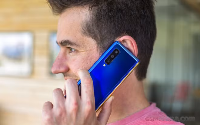 9. Nếu bạn đang thực hiện một cuộc gọi và mở điện thoại, cuộc gọi sẽ tự động chuyển sang chế độ loa lớn.