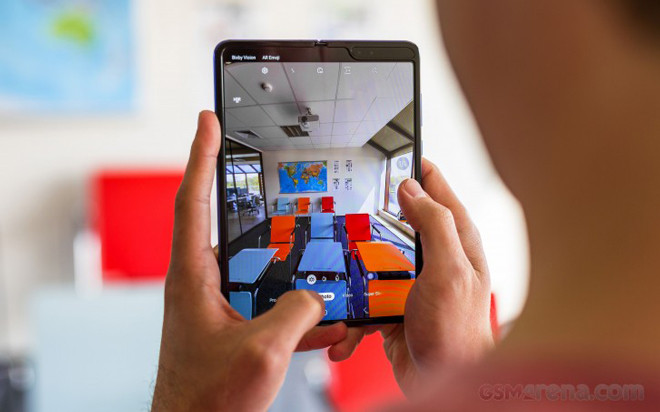 3. Trải nghiệm chụp ảnh và quay video trên màn hình ngoài nhỏ hơn không ấn tượng (do kích thước nhỏ hơn hoặc chất lượng kém). Bù lại, khả năng chụp ảnh từ màn hình lớn khá ấn tượng, giống như trên Galaxy S10 +.