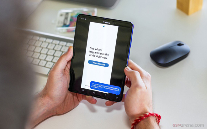 2. Có không ít các ứng dụng không hỗ trợ tính năng Liên tục – Continuity (mở một ứng dụng trên màn hình nhỏ hơn và sau đó triển khai sang thiết bị lớn hơn). Màn hình sẽ hiển thị các thanh màu đen lớn ở hai bên cửa sổ ứng dụng khi bạn mở ra. Các chuyên gia công nghệ hy vọng các ứng dụng phổ biến nhất sẽ sớm được cập nhật để khắc phục điều đó.