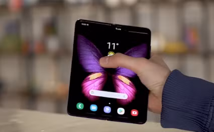 8. Người dùng hoàn toàn có thể mở Galaxy Fold bằng một tay nhưng cần một lực mở khá mạnh.