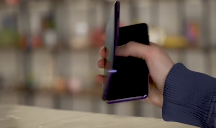 7. Vì các nam châm giúp giữ Galaxy Fold gấp lại tốt hơn nên điện thoại rất dễ dàng thu hút các vật kim loại nhỏ gần nhau. Do đó, người dùng không nên giữ chiếc điện thoại này trong túi cùng với các vật bằng kim loại.