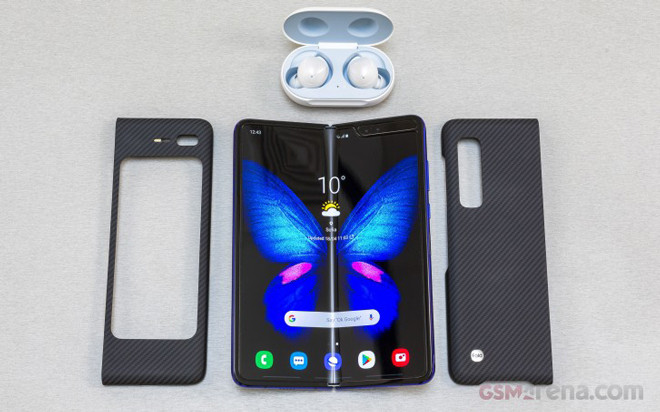 11. Vỏ bảo vệ được cung cấp cho Galaxy Fold được chia thành hai phần, do đó, nó không thể uốn cong được. Vỏ này có một chất kết dính nhẹ để dán an toàn vào điện thoại.