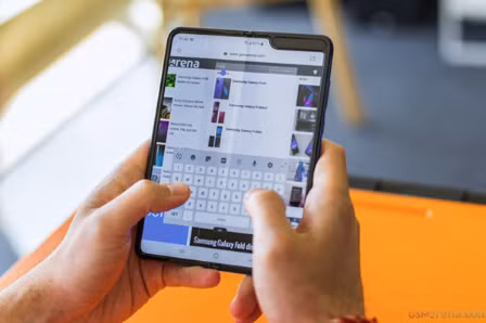 13. Có ba chế độ gõ trên Samsung Galaxy Fold: bàn phím thông thường, trong ảnh minh họa là bàn phím chia đôi và bàn phím nổi.