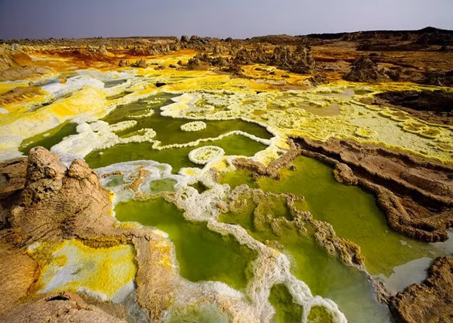 Hồ Danakil: Đây không phải là bể bơi bình thường, đây thực sự là những hồ axit với lớp vỏ giòn của muối và lưu huỳnh. Hoàn toàn là một trong những nơi kỳ lạ nhất trên trái đất.