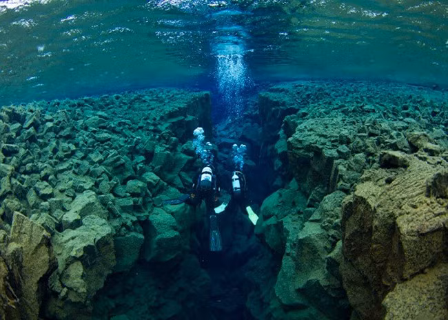 Silfra Rift ngăn cách hai lục địa và hai mảng kiến tạo, cụ thể là các mảng Bắc Mỹ và Âu-Á. Nó chiếm diện tích khoảng 600 x 200 m. Nó được quảng cáo là một trong những hiện tượng độc đáo nhất trên Trái đất.