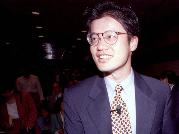 Người đồng sáng lập Yahoo Jerry Yang - Tuổi: 25 Năm: 1994 Yang gặp người đồng sáng lập Yahoo David Filo trong một lớp học hai người cùng ghi danh tại Stanford. Họ phát triển Yahoo như một dự án phụ với mục tiêu theo dõi những đường link yêu thích trên Internet. Yang và David Filo cuối cùng ra mắt danh bạ web của mình dưới tên gọi Jerry and David's Guide to the World Wide Web vào tháng 1 năm 1994. Cùng năm đó, vào mùa thu, dịch vụ của họ có 1 triệu lượt truy cập đầu tiên.