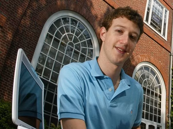 Người sáng lập Facebook Mark Zuckerberg - Tuổi: 19 Năm: 2004 Zuckerberg ra mắt Facebook, dưới tên gọi “Thefacebook”, từ căn phòng kí túc của mình vào năm 2004 khi đang theo học năm hai tại Đại học Harvard. Mark thôi học một năm sau đó để dành toàn bộ thời gian cho mạng xã hội của mình. 