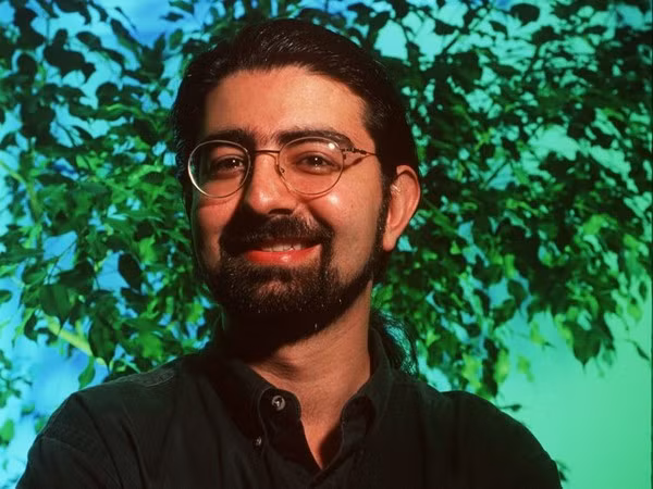 Người sáng lập eBay Pierre Omidyar - Tuổi: 23 Năm: 1991 Một vài năm sau khi tốt nghiệp Đại học Tufts, Pierre Omidyar đồng sáng lập một công ty máy tính có tên Ink Development cùng một vài người bạn. Công ty này sau đó được định vị thương hiệu lại thành một công ty phần mềm mua sắm trực tuyến có tên eShop, về sau bị Microsoft thâu tóm với giá 50 triệu USD vào năm 1996. Trước khi thương vụ này thành hiênh, Pierre Omidyar đã ra mắt eBay vào năm 1995. 