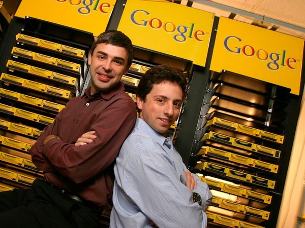 Đồng sáng lập Google Larry Page &amp; Sergey Brin - Tuổi: 25 Năm: 1998 Những người đồng sáng lập Google gặp nhau lần đầu năm 1995 khi Brin dẫn Page đi vòng quanh Đại học Stanford. Brin khi đó là một sinh viên ngành khoa học máy tính tại Stanford trong khi Page đang cân nhắc ghi danh vào trường đại học này. Cuối cùng, cả hai cùng phát triển một dự án nghiên cứu về việc phân mục tất cả các đường link trên Internet dưới tên gọi BackRub. Sau khi thôi học tại Stanford, Larry Page và Sergey Brin sáng lập Google vào năm 1998.