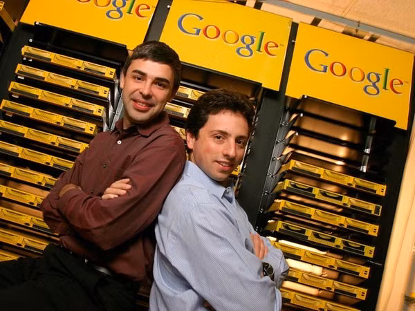 Đồng sáng lập Google Larry Page &amp; Sergey Brin - Tuổi: 25 Năm: 1998 Những người đồng sáng lập Google gặp nhau lần đầu năm 1995 khi Brin dẫn Page đi vòng quanh Đại học Stanford. Brin khi đó là một sinh viên ngành khoa học máy tính tại Stanford trong khi Page đang cân nhắc ghi danh vào trường đại học này. Cuối cùng, cả hai cùng phát triển một dự án nghiên cứu về việc phân mục tất cả các đường link trên Internet dưới tên gọi BackRub. Sau khi thôi học tại Stanford, Larry Page và Sergey Brin sáng lập Google vào năm 1998.