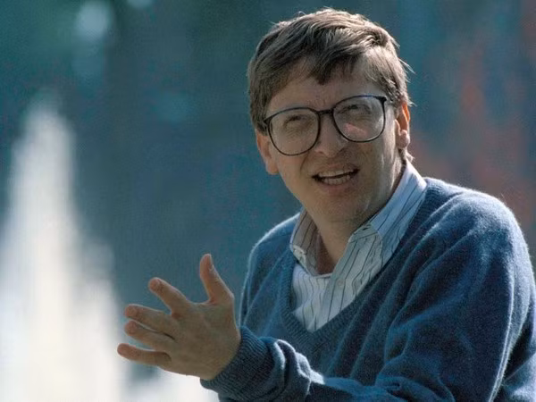 Người đồng sáng lập Microsoft Bill Gates - Tuổi: 16 Năm: 1972 Thời trung học, Gates cùng bạn mình Paul Allen ra mắt một công ty có tên Traf-o-Data với nhiệm vụ chính là tự động hoá quá trình phân tích dữ liệu giao thông ở Washington. Công ty này vẫn tiếp tục vận hành cho tới khi cặp đôi này thành lập Microsoft vào năm 1975. Traf-O-Data sau đó thất bại vì một lý do mà Allen gọi là “mô hình kinh doanh khiếm khuyết.” 