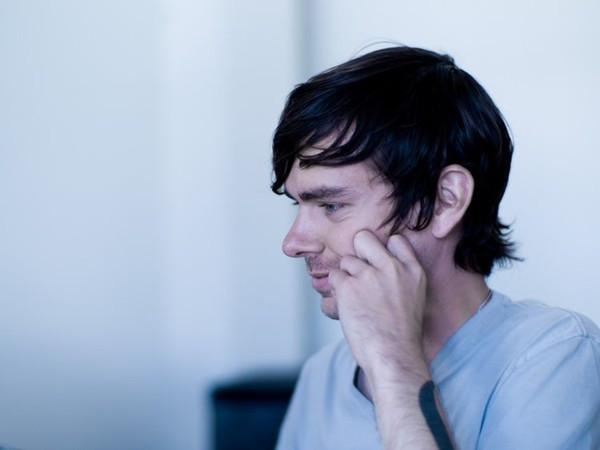 Đồng sáng lập Twitter Jack Dorsey - Tuổi: 23 Năm: 1999 Dorsey là một người hai lần bỏ học đại học. Khi ở ngôi trường đầu tiên, Đại học Missouri-Rolla, anh đã tấn công vào website một công ty có tên Dispatch Management Services và tìm được lỗ hổng bảo mật. Người sáng lập công ty này khi ấy, Gregg Kidd, tuyển dụng Dorsey ngay lập tức và thuyết phục Dorsey chuyển đến New York để làm việc. Dorsey ghi danh vào Đại học New York khi ở đây nhưng cũng sớm nghỉ học. Anh và Gregg Kidd sau đó thành lập một công ty phần mềm có tên dNet cung cấp dịch vụ giao hàng trong ngày trong mua sắm trực tuyến.