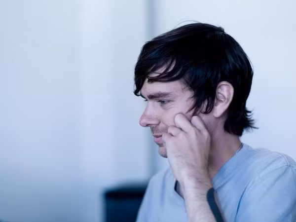 Đồng sáng lập Twitter Jack Dorsey - Tuổi: 23 Năm: 1999 Dorsey là một người hai lần bỏ học đại học. Khi ở ngôi trường đầu tiên, Đại học Missouri-Rolla, anh đã tấn công vào website một công ty có tên Dispatch Management Services và tìm được lỗ hổng bảo mật. Người sáng lập công ty này khi ấy, Gregg Kidd, tuyển dụng Dorsey ngay lập tức và thuyết phục Dorsey chuyển đến New York để làm việc. Dorsey ghi danh vào Đại học New York khi ở đây nhưng cũng sớm nghỉ học. Anh và Gregg Kidd sau đó thành lập một công ty phần mềm có tên dNet cung cấp dịch vụ giao hàng trong ngày trong mua sắm trực tuyến.