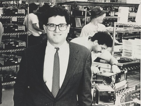Người sáng lập Dell Michael Dell - Tuổi: 21 Năm: 1984 Michael Dell sáng lập Dell Technologies từ một căn phòng kí túc khi còn là một sinh viên năm nhất tại Đại học Texas. Ban đầu, Dell Technologies chỉ đơn thuần là một công ty chuyên “tinh chỉnh” lại máy tính để bán lấy lãi. Về sau, nó trở thành một công ty đủ tiềm năng để Dell thuyết phục bố mẹ cho mình nghỉ học để tập trung hoàn toàn vào nó.