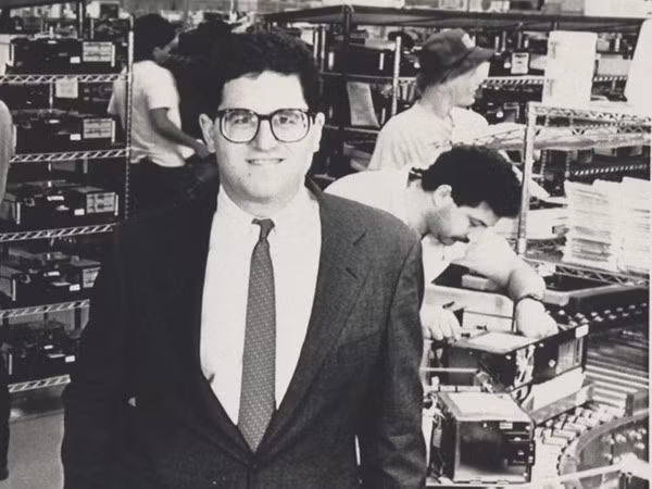 Người sáng lập Dell Michael Dell - Tuổi: 21 Năm: 1984 Michael Dell sáng lập Dell Technologies từ một căn phòng kí túc khi còn là một sinh viên năm nhất tại Đại học Texas. Ban đầu, Dell Technologies chỉ đơn thuần là một công ty chuyên “tinh chỉnh” lại máy tính để bán lấy lãi. Về sau, nó trở thành một công ty đủ tiềm năng để Dell thuyết phục bố mẹ cho mình nghỉ học để tập trung hoàn toàn vào nó.