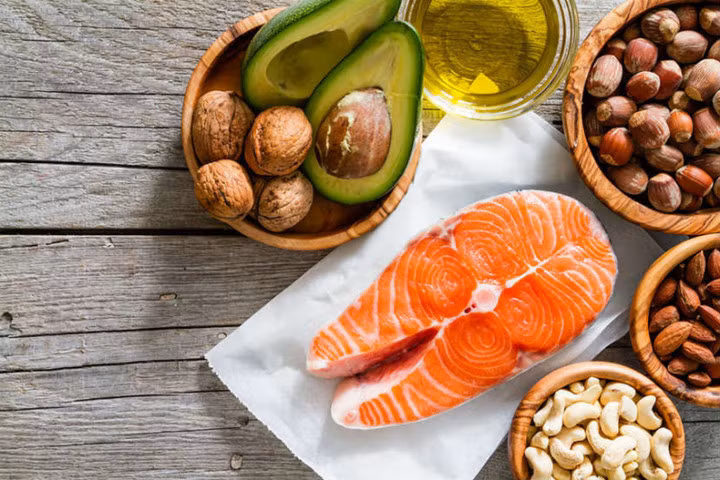 Omega-3: Dầu cá chứa axit béo được gọi là Omega-3, đặc biệt là axit eicosapentaenoic (EPA) và docosahexaenoic acid (DHA). ác axit béo được biết đến như là "chất béo thiết yếu" cần được lấy từ chế độ ăn uống vì cơ thể chúng ta không thể sản xuất chúng. Nguồn Omega-3 tốt nhất là các loại dầu béo như cá hồi, cá mòi, cá thu và cá ngừ. Nhưng chúng ta phải đảm bảo rằng chúng ta ăn hai đến ba khẩu phần dầu cá mỗi tuần.