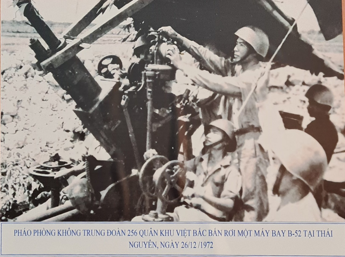 Pháo phòng không trung đoàn 256 Quân khu Việt Bắc bắn rơi một máy bay B-52 tại Thái Nguyên, ngày 26/12/1972.