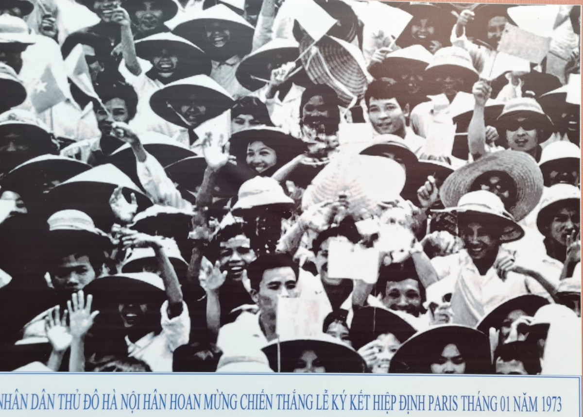 Nhân dân Thủ đô Hà Nội hân hoan mừng chiến thắng Lễ ký kết Hiệp định Paris tháng 1/1973. Loạt ảnh về chiến dịch "Điện Biên Phủ trên không" được trưng bày trong khuôn khổ Hội thảo khoa học cấp quốc gia Chiến thắng “Hà Nội - Điện Biên Phủ trên không 1972” - Sức mạnh Việt Nam và tầm vóc thời đại tổ chức vào ngày 9/12/2022.