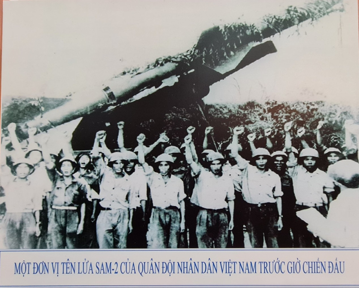 Tuy nhiên, những âm mưu và toan tính thâm độc của đế quốc Mỹ đã bị thất bại trước sức mạnh bản lĩnh, trí tuệ và tinh thần chiến đấu vô cùng anh dũng, sáng tạo của nhân dân Việt Nam. Trong ảnh là một đơn vị tên lửa Sam-2 của quân đội ta trước giờ chiến đấu.