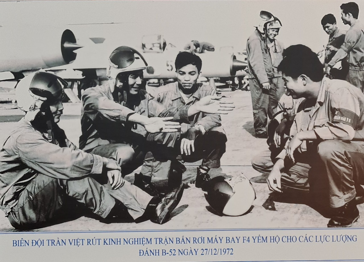 Biên đội Trần Việt rút kinh nghiệm bắn rơi máy bay F4 yểm hộ cho các lực lượng đánh B-52 ngày 27/12/1972.