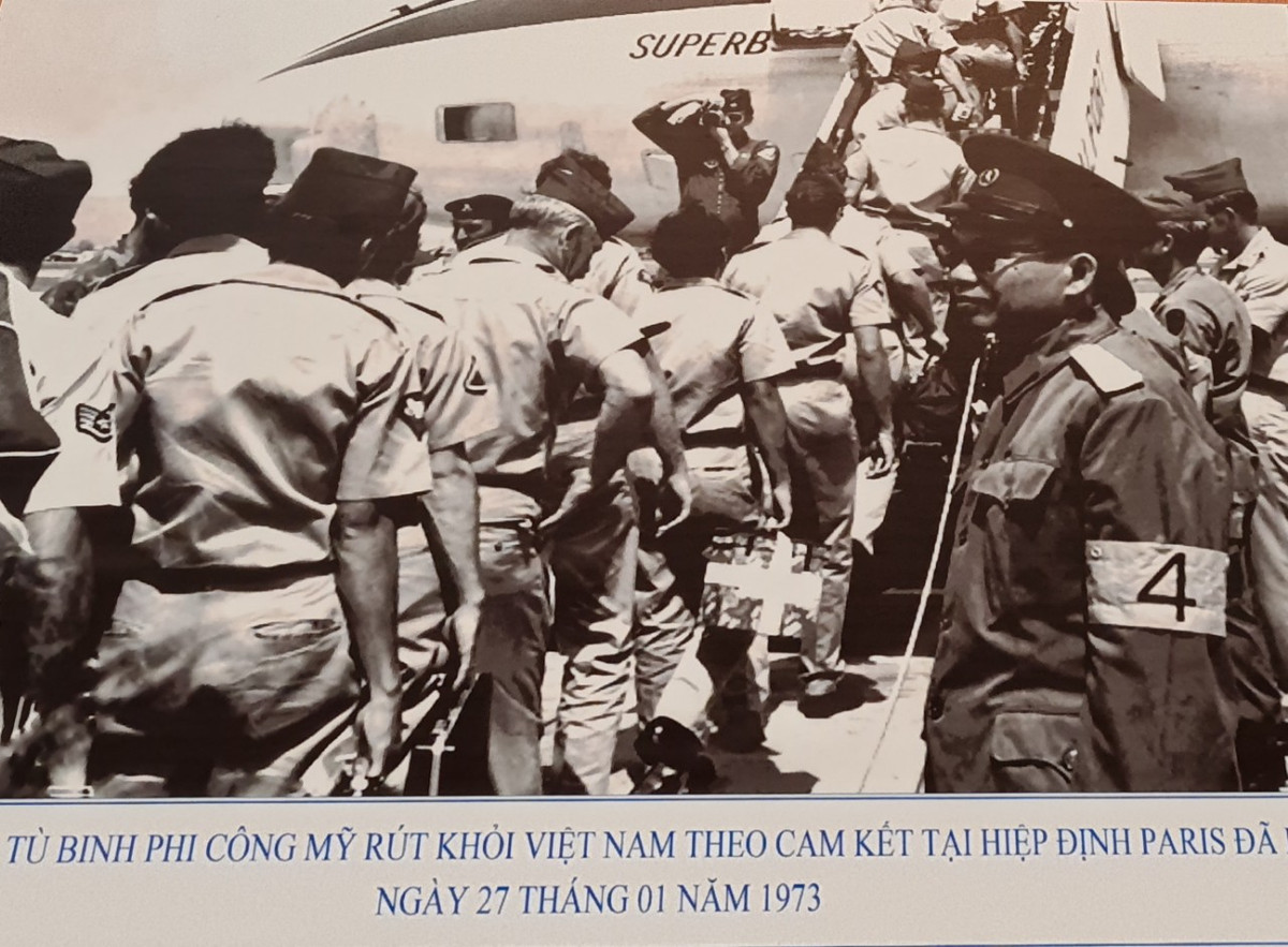 Tù binh phi công Mỹ rút khỏi Việt Nam theo cam kết tại Hiệp định Paris đã ngày 27/1/1973.