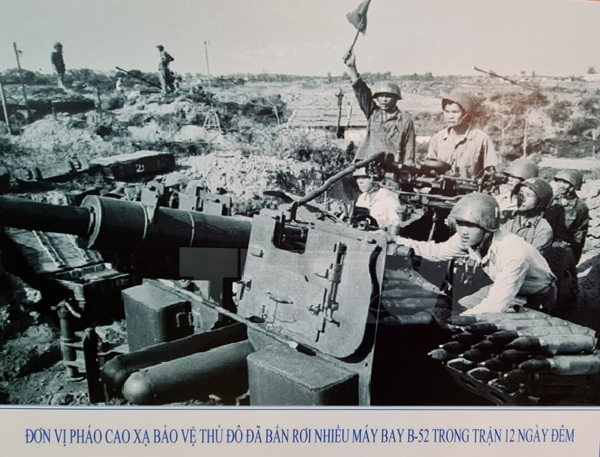 Đơn vị pháo cao xạ bảo vệ Thủ đô bắn rơi nhiều máy bay B-52. Mỗi khu phố nội thành có một đại đội pháo cao xạ, được huấn luyện kỹ chiến thuật đón đánh máy bay địch. Một “vòng cung lửa” đã giăng khép kín cả về tầm cao và phạm vi rộng lớn.