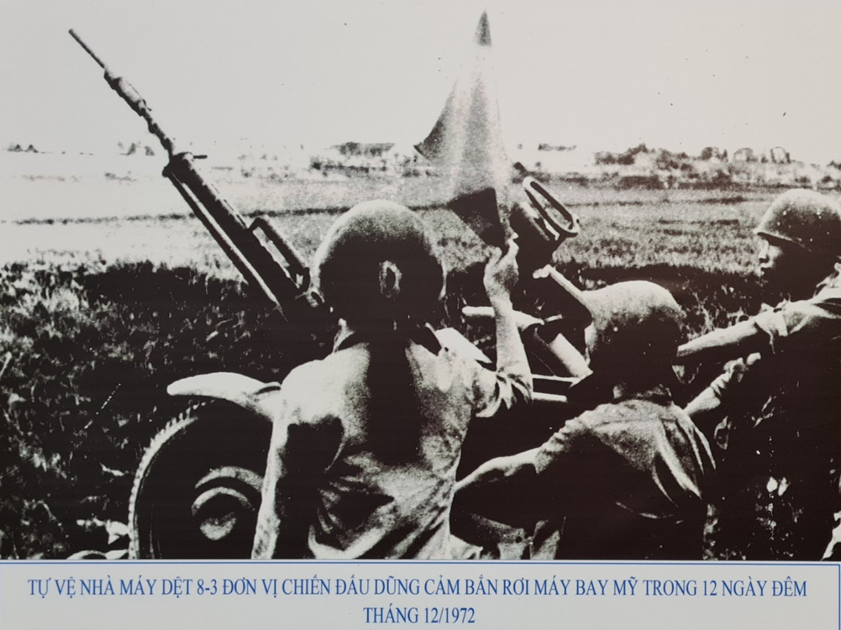 Tự vệ Nhà máy Dệt 8/3, đơn vị chiến đấu dũng cảm bắn rơi máy bay Mỹ trong trận " Điện Biên Phủ trên không". Trong 12 ngày đêm, Hà Nội góp công bắn rơi 23/34 chiếc B-52.