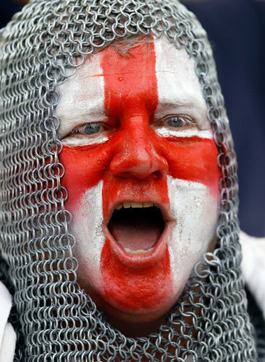 Với bộ giáp sắt thời trung cổ này, một cổ động viên của tuyển Tam sư thúc giục đội nhà trước thềm trận đấu mở màn bảng B giữa tuyển Anh và tuyển Nga thuộc EURO 2016.