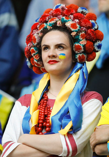 Nữ CĐV Ukraine xinh đẹp chờ tuyển nhà ra sân thi đấu.