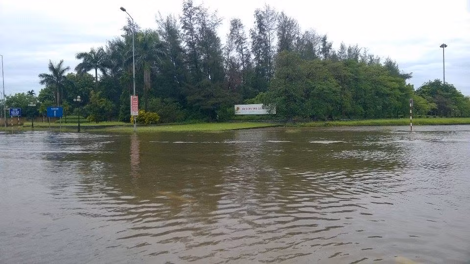 Nhìn từ góc này đường phố Hải Dương như một cái hồ lớn.