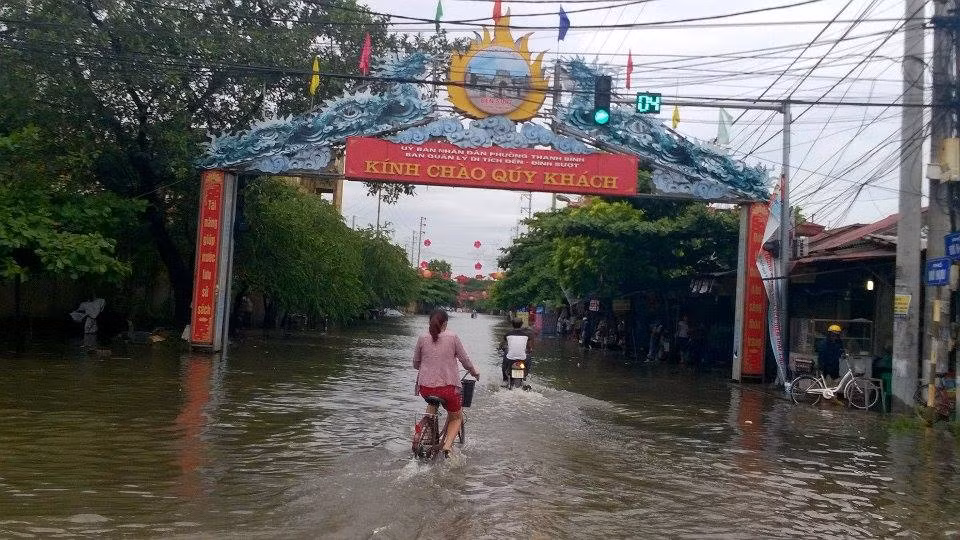 Đường dẫn vào chợ dân sinh Thanh Bình cũng ngập nặng.