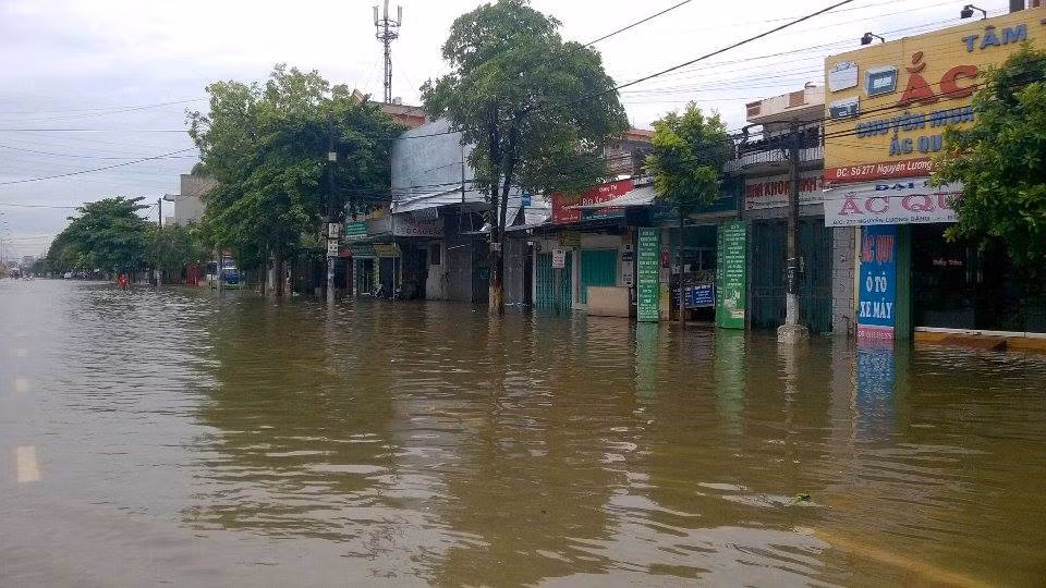Nhiều nhà dân ở mặt đường cũng bị nước tấn công.