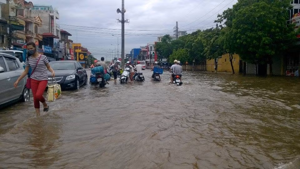 Đo trên mặt phố mà có chỗ nước sâu tới 40cm.