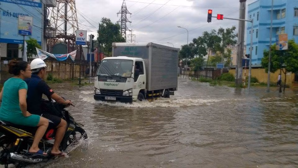 Ô tô bì bõm lội nước.