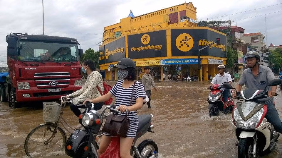 Canh nguoi dan Hai Duong di pho nhu loi song sau bao