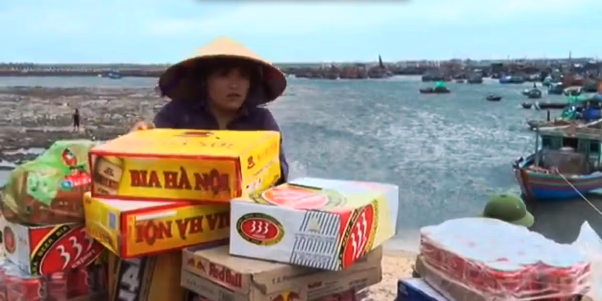 Người dân huyện đảo tích mì tôm qua đợt bão.