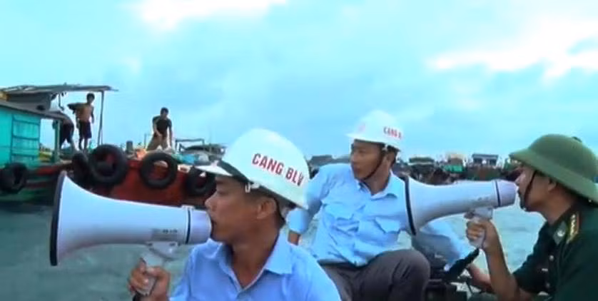 Lực lượng chức năng đảo Cát Bà tăng cường nhắc nhở người dân bảo vệ an toàn tính mạng, tài sản.