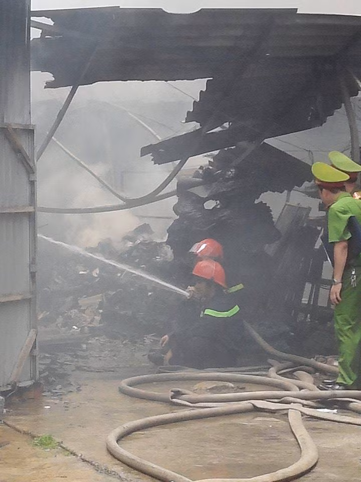 Ngoài xe cứu hỏa, lực lượng chức năng còn phải huy động cả các xe bồn chứa nước của xăng dầu để tiếp ứng.