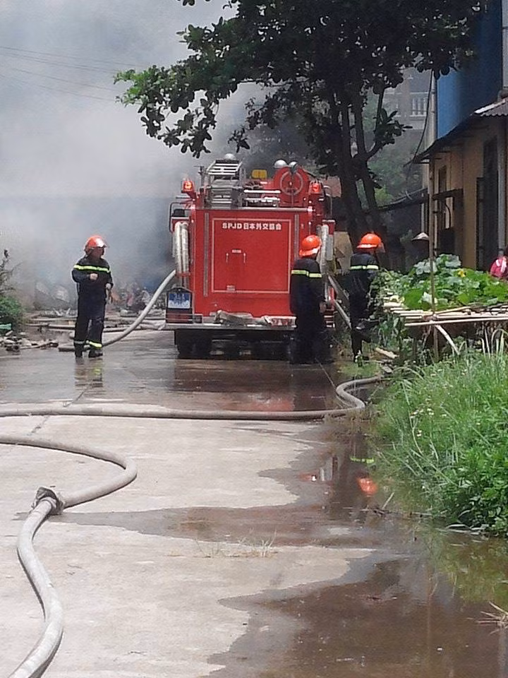 Rất may thời điểm xảy ra vụ cháy, tại kho giày này không có người. Tuy nhiên, do công ty sát một số nhà dân nên vụ cháy khiến những người xung quanh hoảng loạn.