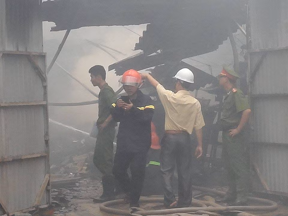 Kho giày này được Công ty cổ phẩn vật tư tổng hợp Hải Dương cho một doanh nghiệp tư nhân thuê để mở xưởng may giày da. Trong xưởng chứa toàn chất liệu là da và các nguyên vật liệu rất dễ bén lửa. Khi ngọn lửa bùng lên, đám cháy lan rộng nên công tác chữa cháy gặp rất nhiều khó khăn.